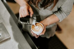 Qué es un barista y cuáles son sus funciones? - Tico Coffee