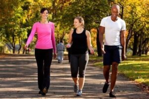 Pasear después de comer, ¿de verdad puede ayudar a tu salud?